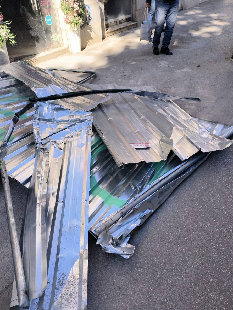 Vjetar srušio ogradu u centru Zagreba i bacio pod tramvaj: 'Putnici su izvlačili lim'