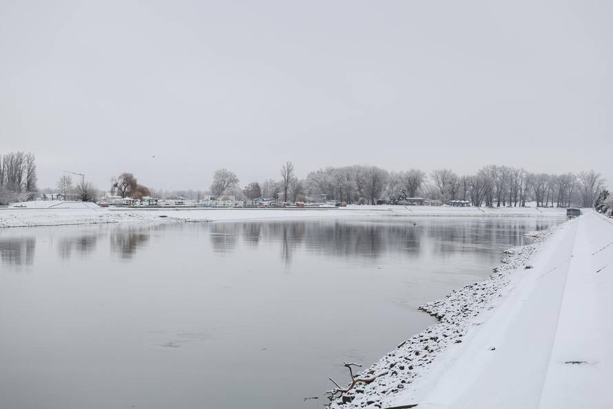 Snježni pokrivač je zabijelio je Osijek