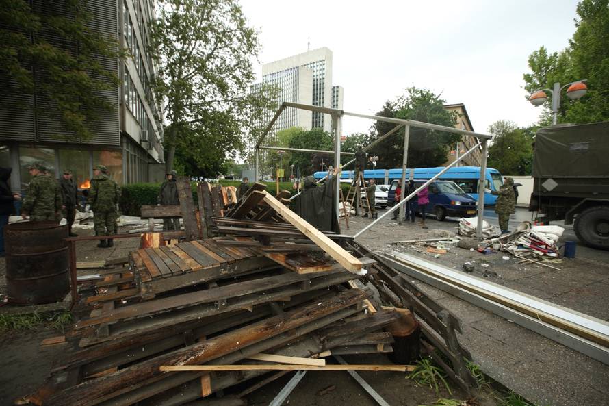 Pomaže im i vojska: Počelo je demontiranje šatora u Savskoj