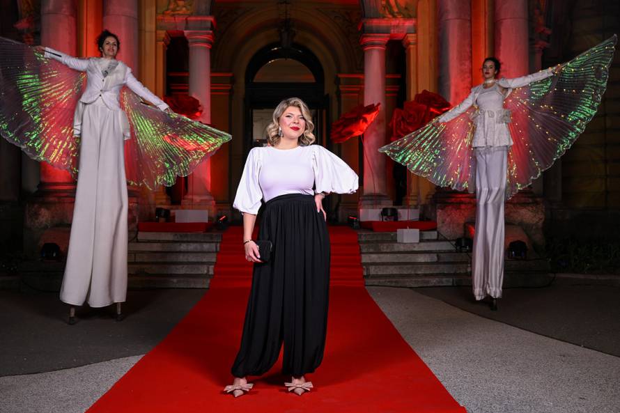 Zagreb: Dolazak uzvanika na dodjelu medijske nagrade "Večernjakova ruža" u Hrvatskom narodnom kazalištu