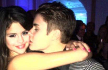 Justin Bieber proslavio je 18. rođendan u zagrljaju djevojke
