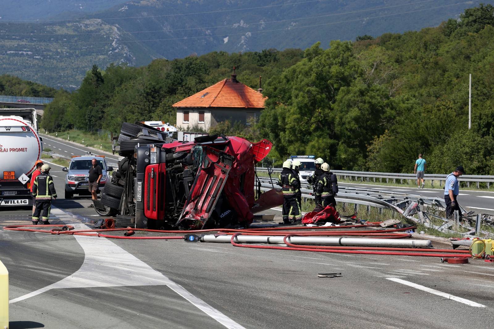 Prevrnula se cisterna iz koje se izlilo gorivo na autocesti nedaleko Rijeke