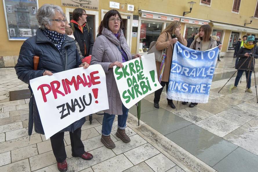 Zadar: Prosvjed "Pošto žensko zdravlje" na Narodnom trgu