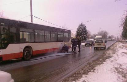 Putnici panično bježali iz busa u koji je ulazio dim