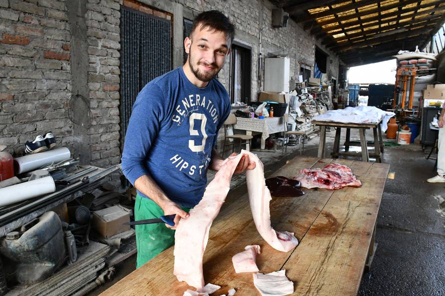 Ekipa 24sata na slavonskom kolinju: Vatra, krofne, rakijica i tajni recept za najbolje kobasice