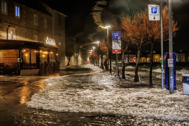 Kaštela: Olujno jugo i plima opet potopili Donja Kaštela