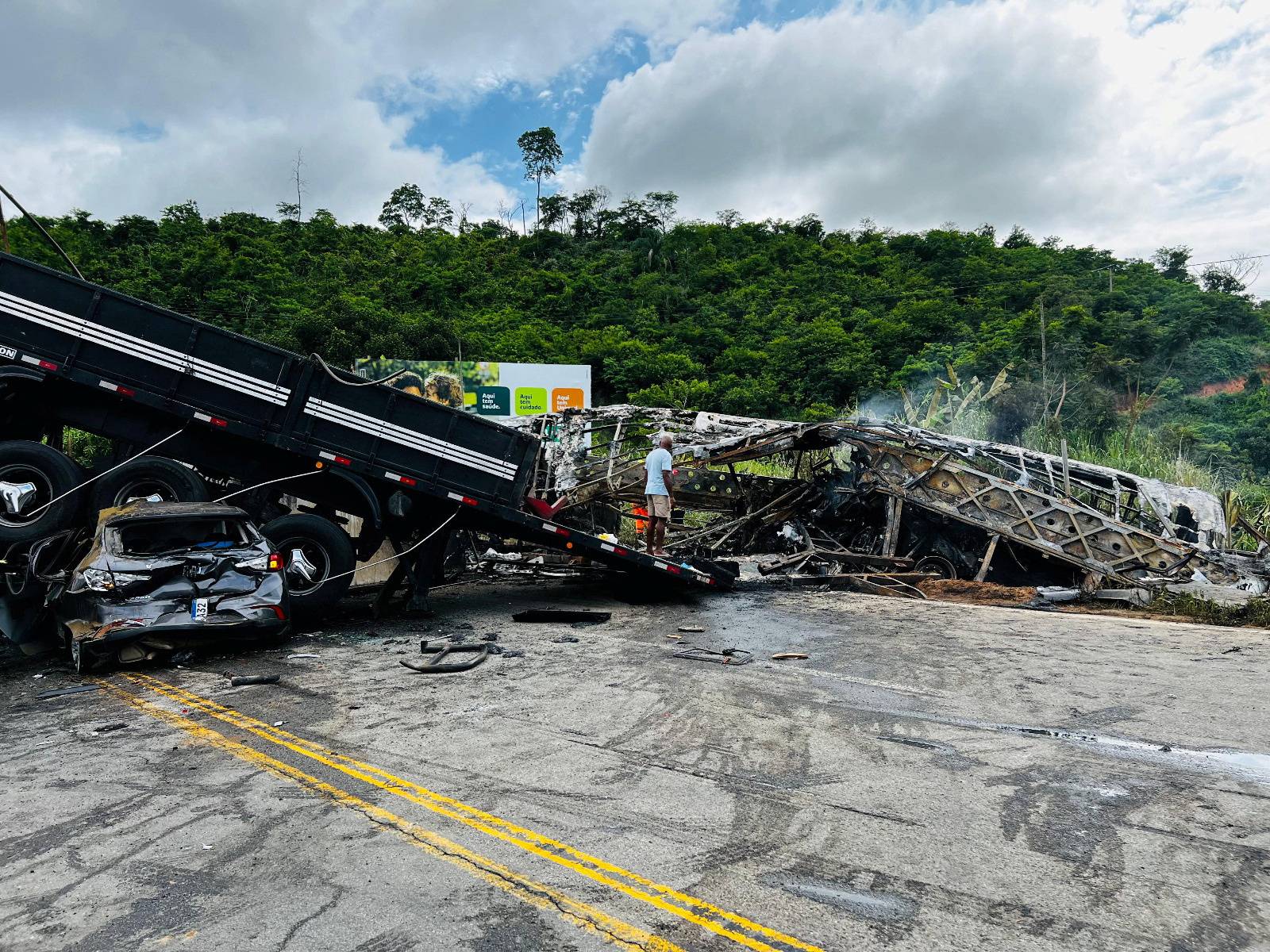 Traffic accident after a packed bus collided with a truck, at the Fernao Dias national highway