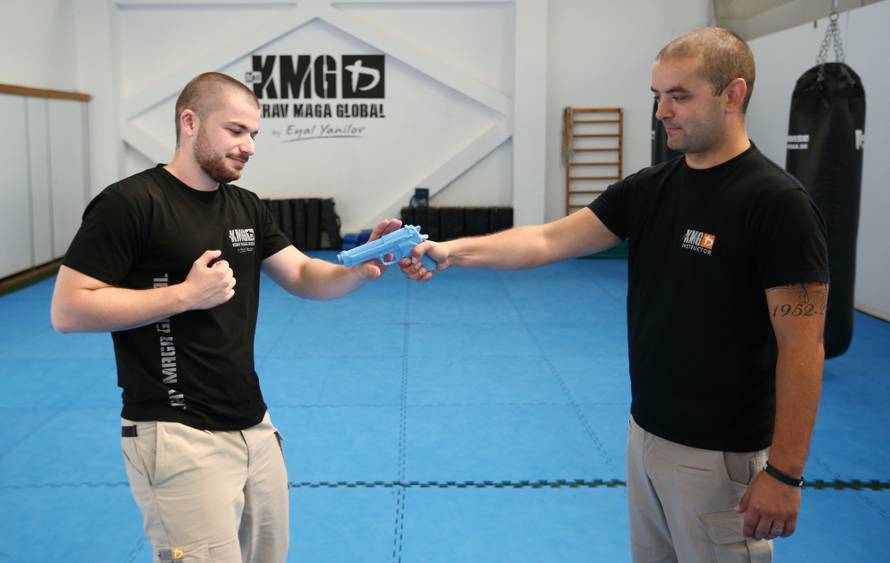 Naučite se spasiti od napada palicom, nožem i pištoljem!