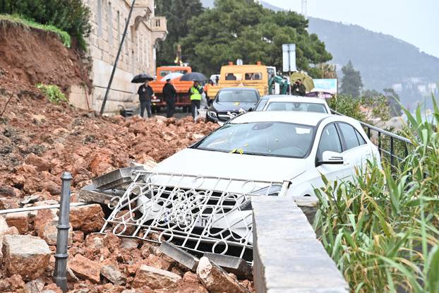 Dubrovnik: Na cestu se odronio zid kuće, automobili zatrpani kamenjem