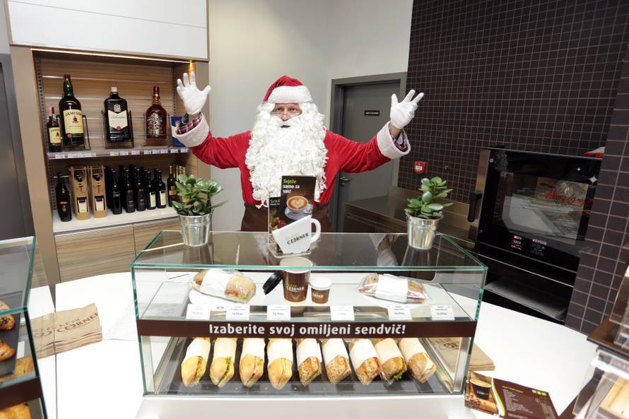 Pokloni i smijeh obilježili djedičin posjet Kući ljubavi