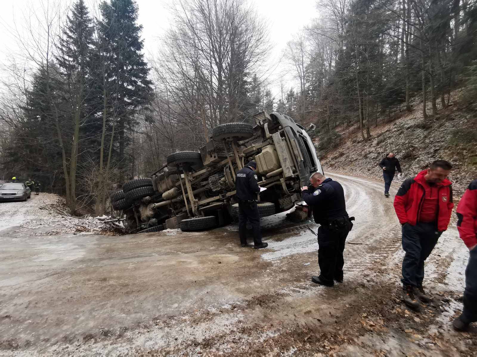 Vozač kamiona teško ozlijeđen, ali mu život nije u opasnosti