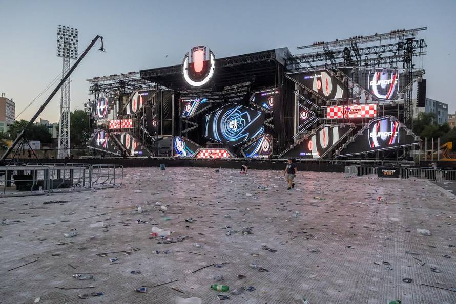 Split -  Smece nakon zavrsetka prve veceri Ultra Festivala. 