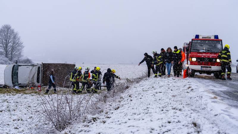 FOTO Drama kod Otočca: Teretnjak sletio s ceste, vatrogasci izvlačili čovjeka