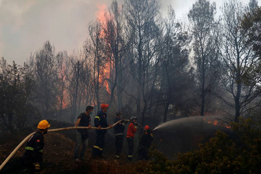 Požar u Ateni izvan kontrole: Stanovnici evakuirani, a kuće i posjedi u plamenoj stihiji