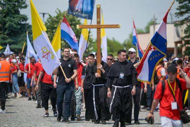 Zagreb: Antunovski hod mladih koji predvodi fra Stjepan Brčina krenuo je iz Sesvetskih sela