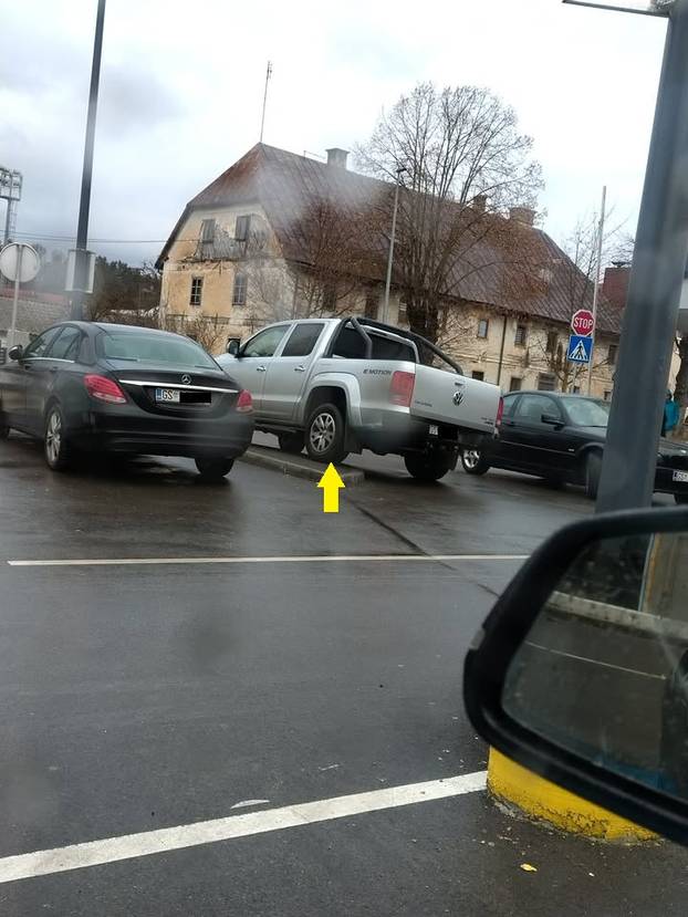 FOTO Tko to tamo pjeva, ups... parkira. Ovako to Hrvati rade, neki uzmu mjesto i invalidima...