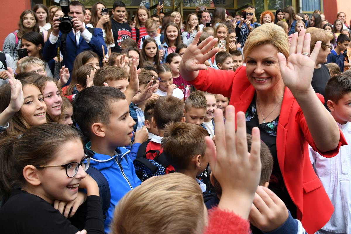 Kolinda učenicima na prvi dan škole: 'Vi ste budući premijeri!'