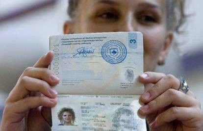 Prvu kosovsku putovnicu dobila je Teuta iz Prištine