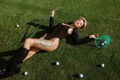 Ove fotke su obilježile tjedan: Ella Dvornik  pozirala na golf terenu u bikiniju i mokra u kadi