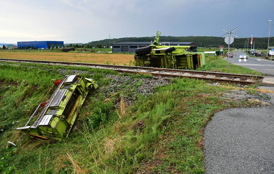 Na pružnom prijelazu u Pleternici vlak naletio na kombajn