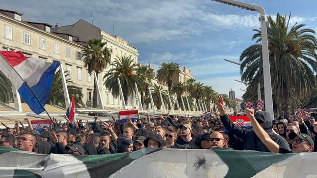 FOTO Prosvjed na Rivi. Stigao je i tip s 'Hitlerovim brčićima'