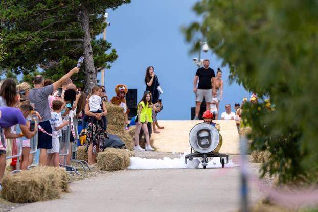 Senj: Održana 1. Senjska maškarana utrka 'Gravity race Senj 2025' podno tvrđave Nehaj