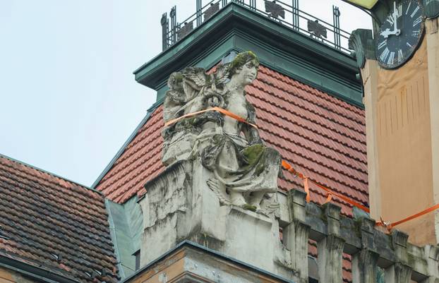 Zagreb: Kipovi na Domu Trgovačko-obrtničke komore zavezani s gurtnama radi sigurnosti