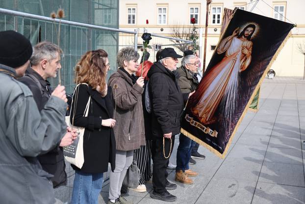 Dok u Osijeku jedni mole, drugi pak redovito u prosvjedu