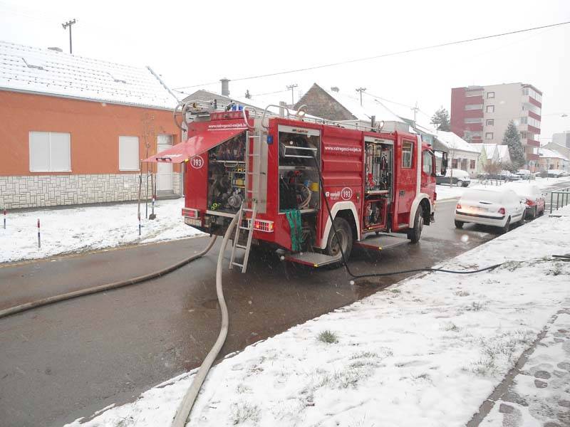 Krovište nad tri stana uništeno u požaru, nitko nije ozlijeđen