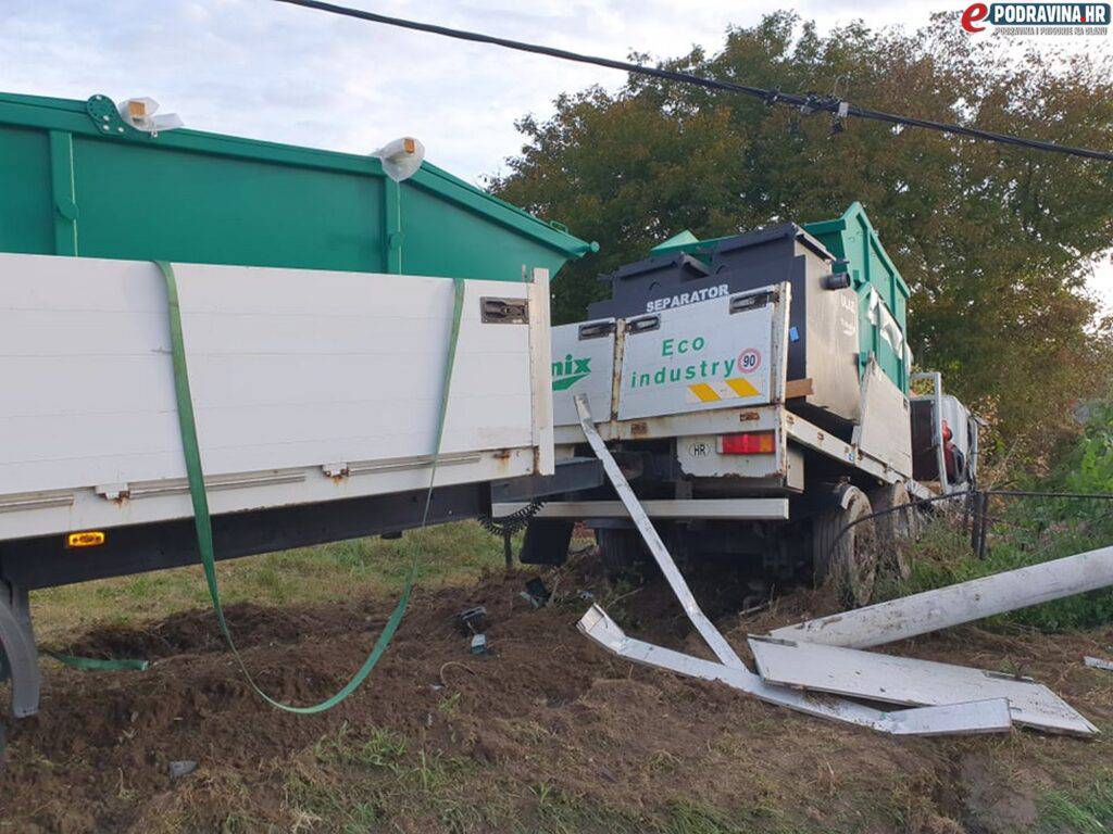 Sudar kod Koprivnice: Kamion u dvorištu kuće, auto u kanalu...