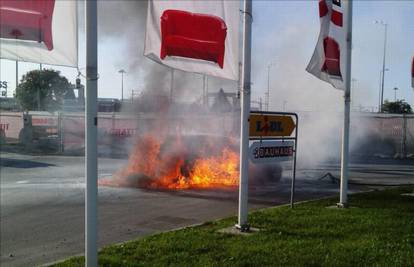 Zagreb: Auto izgorio na cesti, ozlijeđenih nije bilo