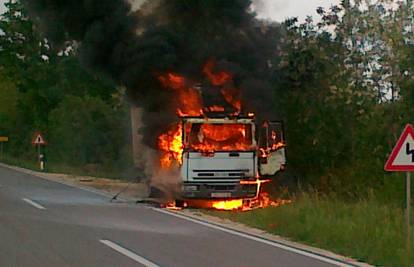 Izgorio kamion na cesti Pazin-Žminj, vozač se nagutao dima 