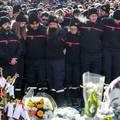 FOTO Tuga, suze i o&ccaron;aj. Stotine ljudi u &Scaron;vicarskoj odale po&ccaron;ast stradalima: Buketi, medvjedi&cacute;i..