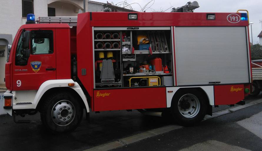 Izbio požar obiteljske kuće kod Slunja, unutra pronađeno tijelo