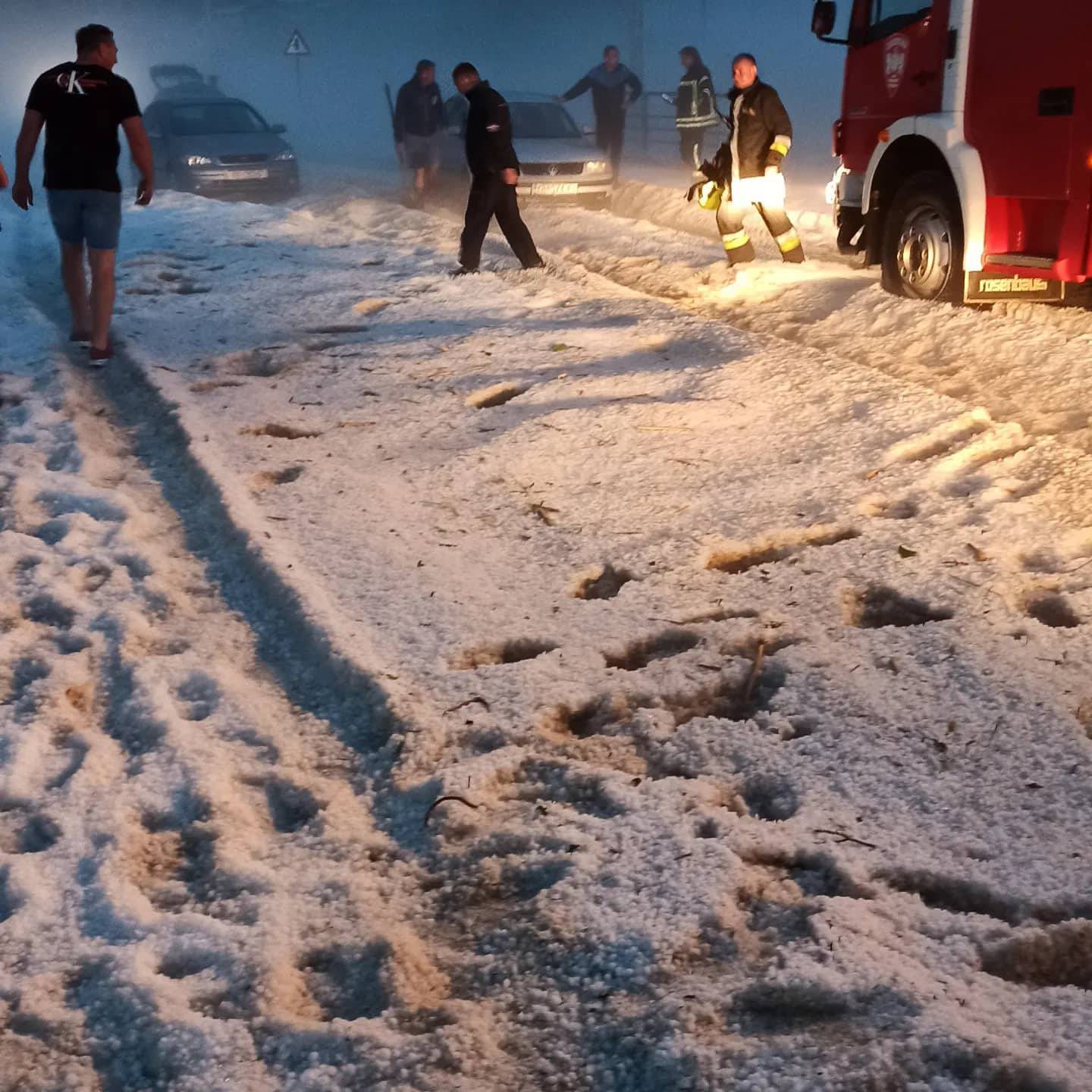 VIDEO Pogledajte kako je tuča izazvala kaos u Zagorju: Ceste pune leda, automobili zapeli