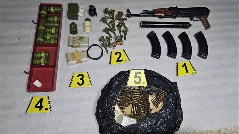 RAMBO S HVARA Djedu (78) u kući našli kalašnjikov, bombe, detonatore, eksploziv, metke...
