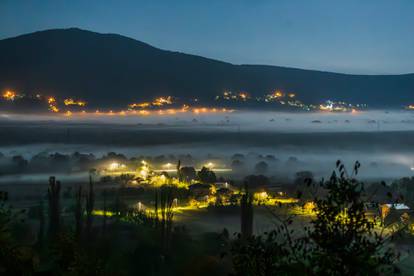 FOTO Mjesto Bisko je 'nestalo' pod gustom maglom, Karlovac je izgledao kao u bajci...