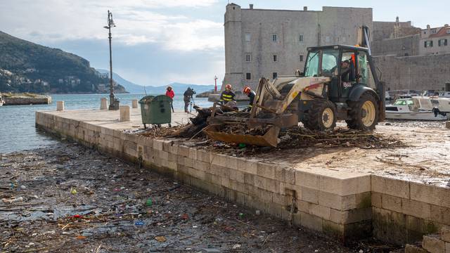 Tri dana vade smeće u staroj gradskoj luci u Dubrovniku...