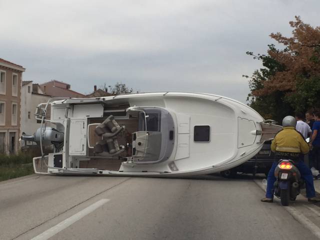 Trogir: Nasred ceste 'nasukao' se brod i blokirao sva promet