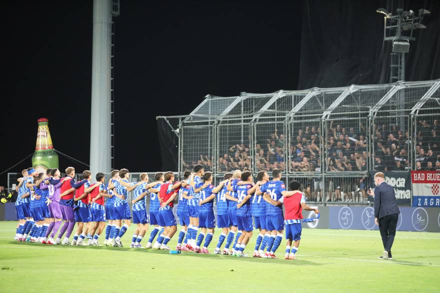 Igrači Dinama na terenu slavili s navijačima pobjedu