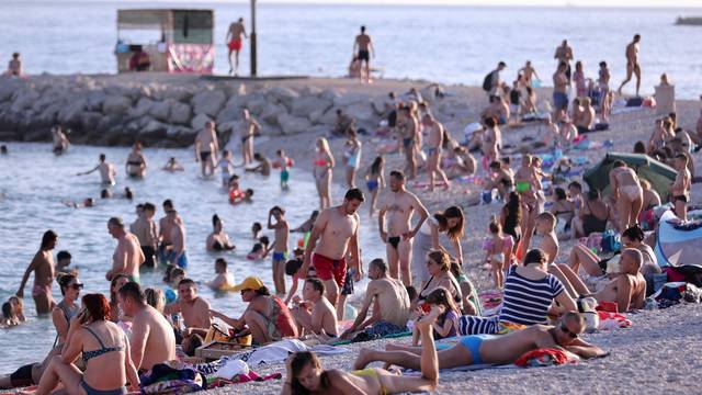 Split: Plaža na žnjanskom platou i u kasno poslijepodne puna je kupača koji traže osvježenje od vrućina
