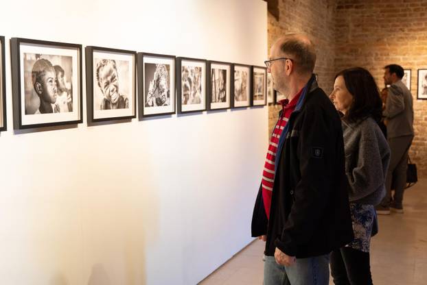 Osijek: Svečano otvorenje izložbe fotografija fotoreporterke Pixsella Emice Elveđi "Srce za Afriku"