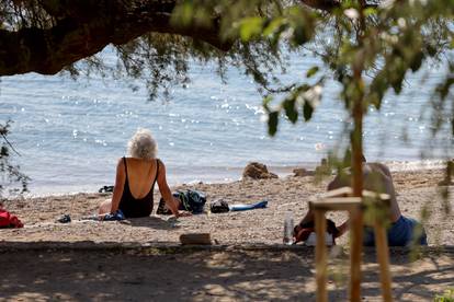 FOTO Pohrlili na plaže u Zadru i Omišu, govore: 'Vratilo se ljeto'