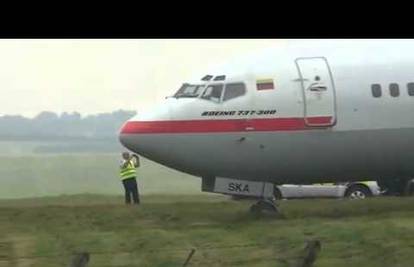Umjesto na pistu, zrakoplov sa 100 putnika sletio je na travu