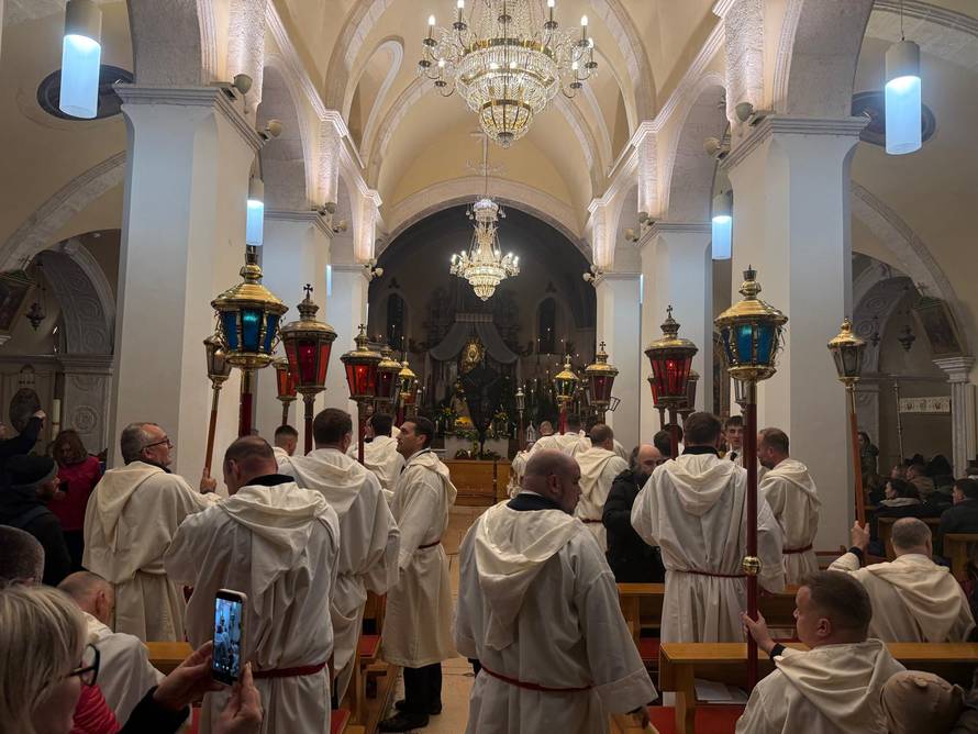 FOTO/VIDEO Procesija 'Za križen' na Hvaru: Po olujnoj buri nose križ od 15 kilograma