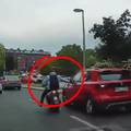 Divljak na skuteru u Zagrebu namjerno odvalio retrovizor čovjeku. Policija ima snimku!