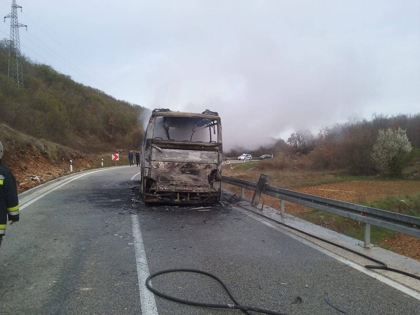 Prevozio vojnike: Izgorio cijeli  autobus na cesti kod Imotskog