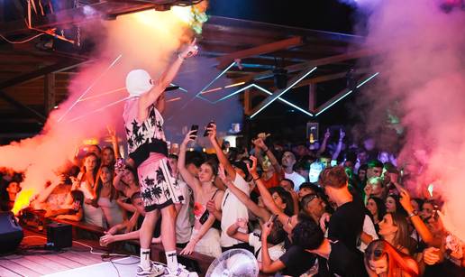 Mladi iz Dalmacije navalili su u Vodice na veliki koncert Devita: 'Osjetim da će nešto postati hit'