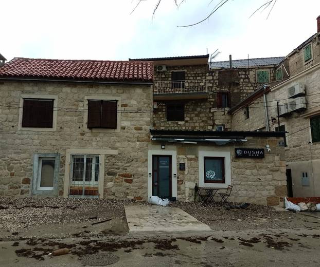 FOTO Saniraju štetu u Kaštelima nakon strašne oluje: 'Cijelu noć smo ispumpavali vodu. Bolje je'