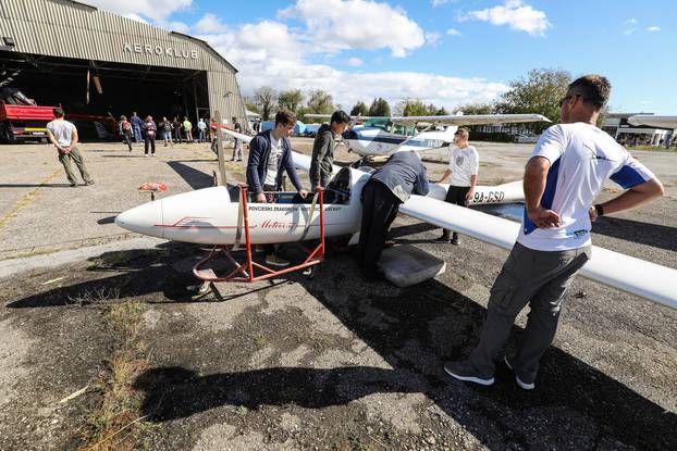 Zagreb: Nevrijeme okrenulo avion i počupalo krov na aerodromu Lučko